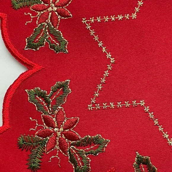 Two snowflake shaped German Christmas linens, doily, coasters - Picture 3 of 9